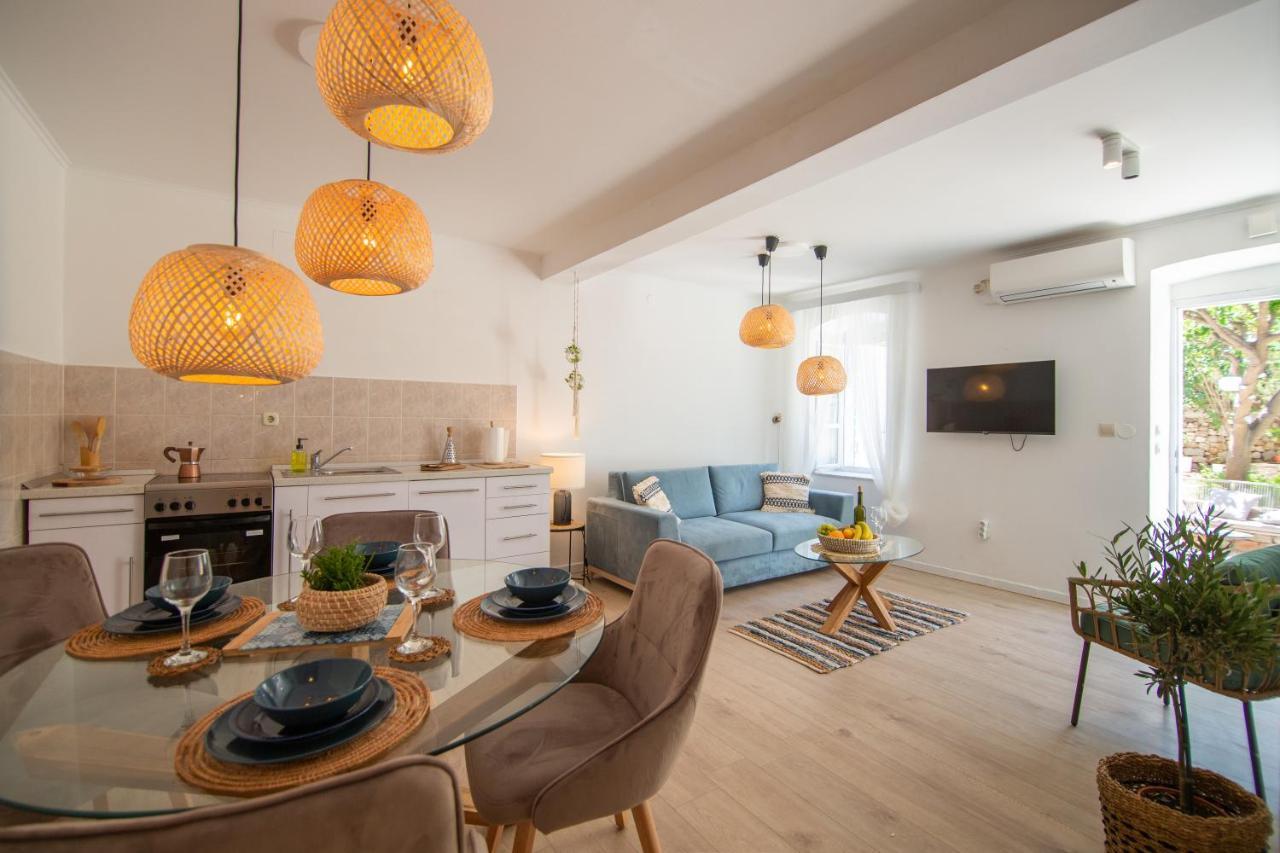 Apartments Mali Raj 코미자 외부 사진