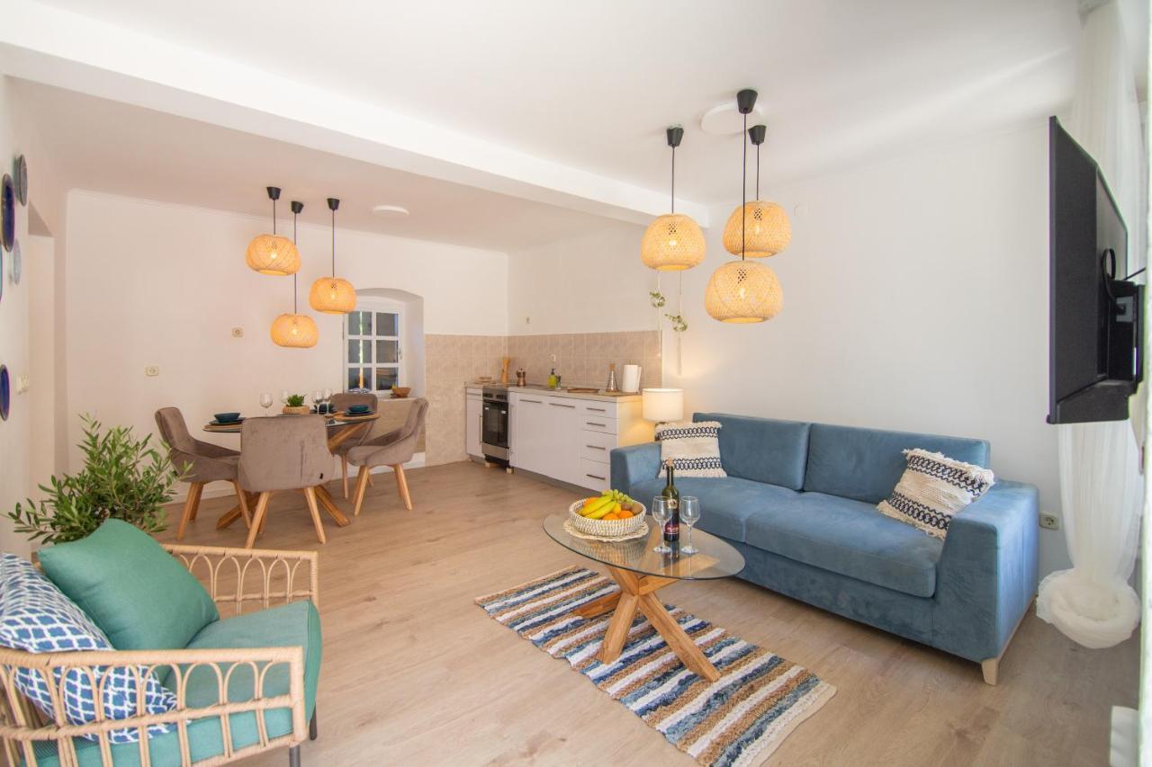 Apartments Mali Raj 코미자 외부 사진